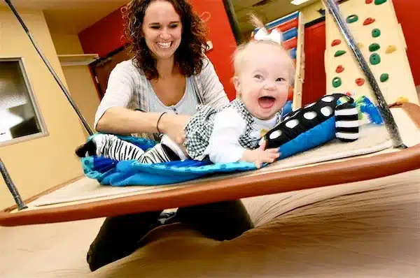 نقش دکتر همدانی و تیم کاردرمانی در بهبود عملکرد کودکان