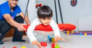 مشکلات اسکلتی–حرکتی در کودکان و نقش کاردرمانی | کلینیک نیل