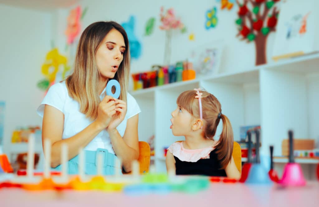کودک اوتیسم چه زمانی حرف میزند؟