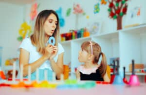 کودک اوتیسم چه زمانی حرف میزند؟