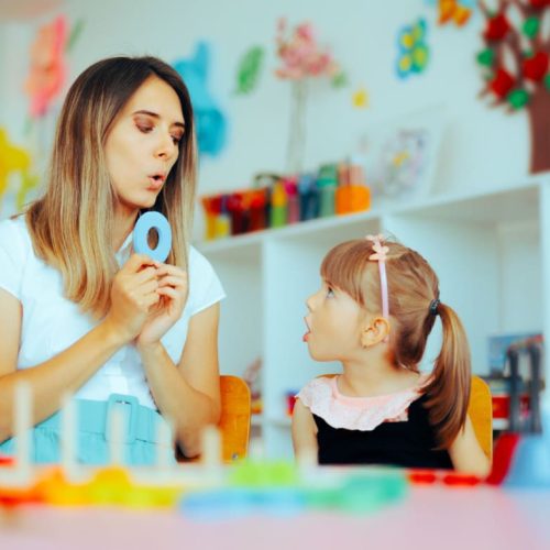 کودک اوتیسم چه زمانی حرف میزند؟
